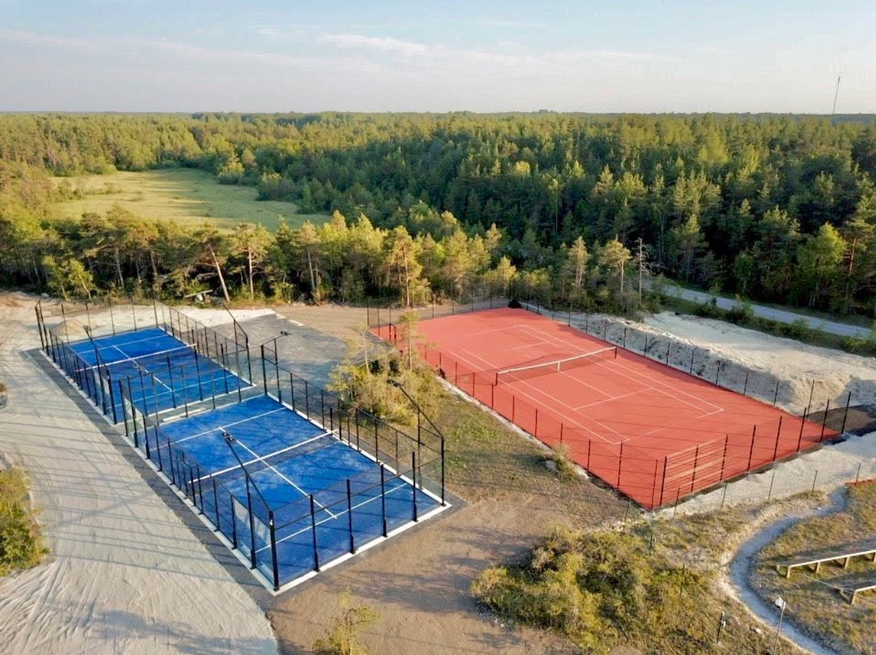 Padeli ja tennise väljakud Haapsalus metsa keskel – vaade droonilt